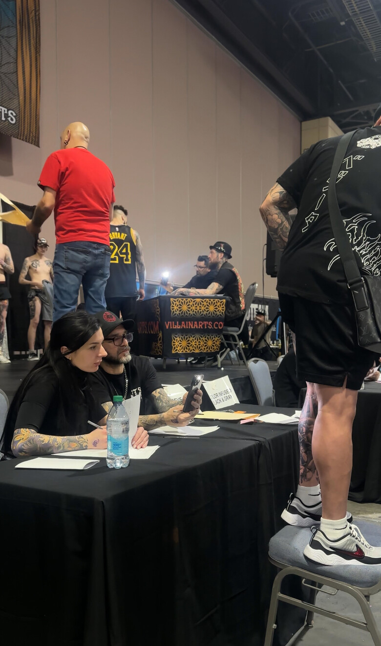 필라델피아 토이츠 아트 컨벤션에서 야나 슈리나가 심사위원으로 활동하는 모습